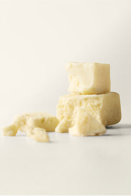 Organic shea butter (Nilotica):
Soft shea butter pieces representing organic Nilotica shea butter.
